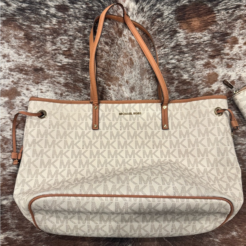 Michael Kors Cream and Tan Tote Bag Set - Picture 8 of 13